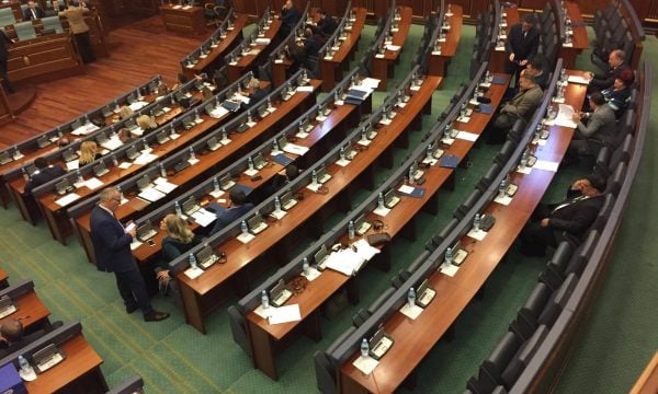 Lista Serbe në Kuvend, Haki Abazi i kapet deputetit: Vjen veç për para, a doni me ia shti flakën naj kerri