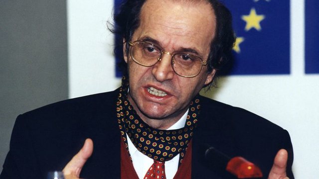 Hasallari tregon si e mbrojtën elezhanasit presidentin Rugova nga disa policë serbë