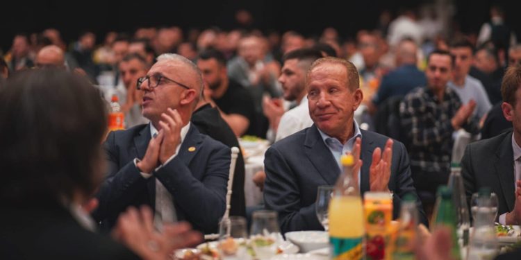 Behgjet Pacolli e Halil Kastrati shtrojnë iftarin më të madh në Kosovë, ishin 1200 persona