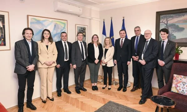 Kurti takohet me delegacionin e senatit francez, u kërkon mbështetje për KiE, NATO e BE