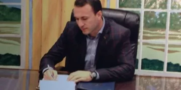 Iu përmend emri gjatë përplasjeve pushtet – opozitë, Elez Blakaj reagon nga Amerika: E neveritshme, hipokrita klasikë