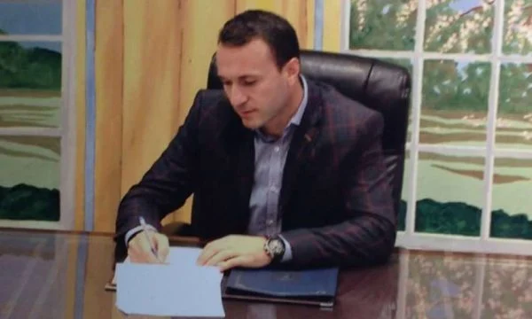 Iu përmend emri gjatë përplasjeve pushtet – opozitë, Elez Blakaj reagon nga Amerika: E neveritshme, hipokrita klasikë