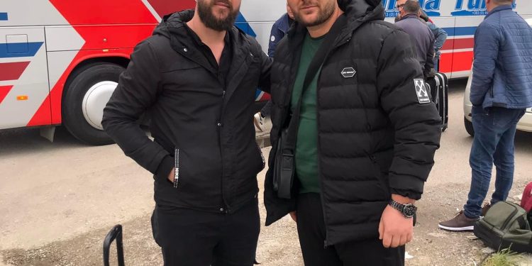 Merr rrugën e mërgimit djali i veteranit të UÇK-së, vëllau e përcjell me fjalë emocionuese: Lamtumirë vëlla, në këtë qeveri ti nuk pate dajë e kusheri
