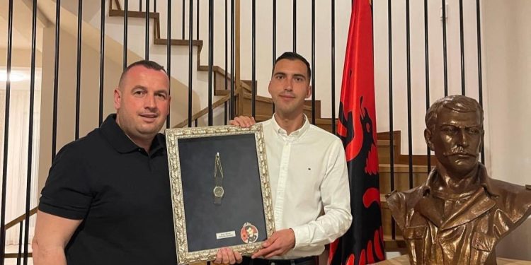 Emocionuse, Luani i ri pranon orën origjinale që e barte Shkëlzen Haradinaj në ditën kur ra dëshmor