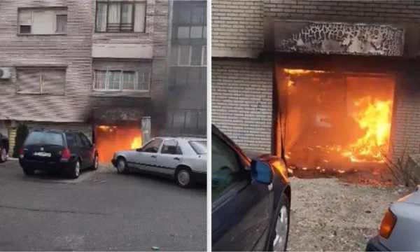 Shpërthen zjarri në hyrje të një ndërtese në lagjen ‘Ulpiana’ në Prishtinë (Pamje)