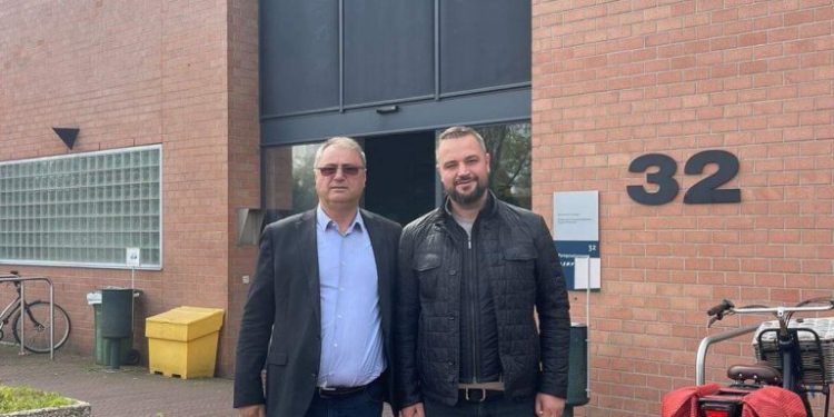Vëllai i ish-presidentit Thaçi e viziton atë në Hagë, mohon lajmin e rrejshëm se ka pësuar sulm në zemër: Shëndosh e mirë është