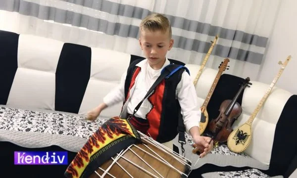 Tupanxhiu 9-vjeçar nga Istogu që po i ‘kall’ dasmat dhe po merr bakshishe të majme