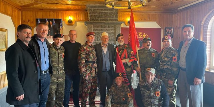 Ish pjestarët e UÇK-së me uniforma vizitojnë babain e Thaçit në Burojë