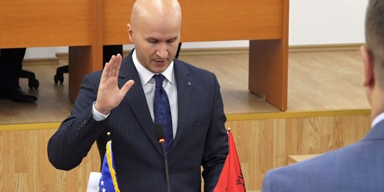 Shtimja po bëhet: Jepet një tender për furnizim me brekë e me maica të brendshme