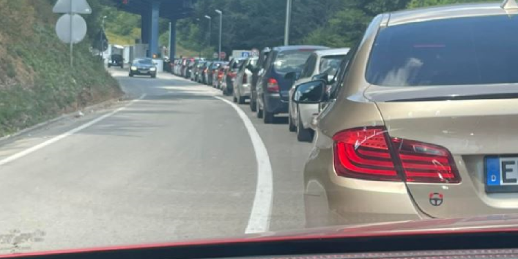 Kolona të gjata te Dheu i Bardhë