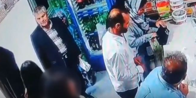 Dolën në publik pa shami, dy gra iraniane sulmohen me kos dhe më pas arrestohen