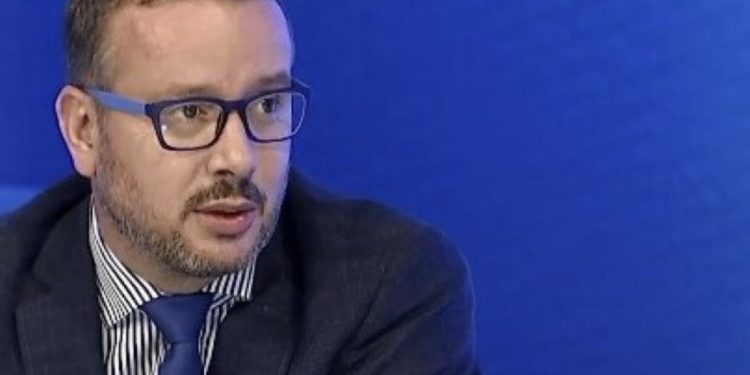 Kajtazi: Thaçi nga Haga ka fuqi dhe ndikim më të madh sesa Osmani si presidente këtu