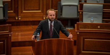 “Vjedhje, abuzim”, Tahiri i nxjerr tenderat e Krasniqit që ka nënshkruar këta muaj: 72 milion euro, 30 kontrata një burimore