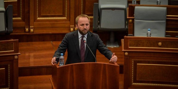 “Vjedhje, abuzim”, Tahiri i nxjerr tenderat e Krasniqit që ka nënshkruar këta muaj: 72 milion euro, 30 kontrata një burimore