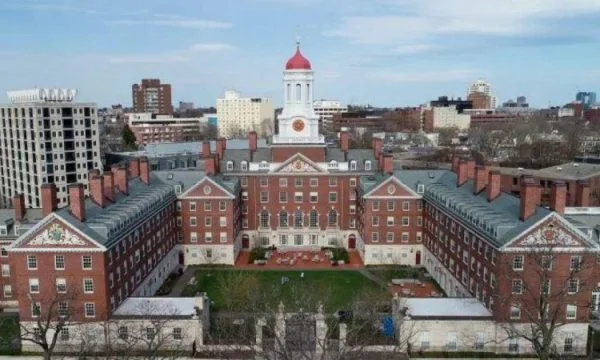 Si u fut gjuha shqipe lëndë në Universitetin e Harvardit