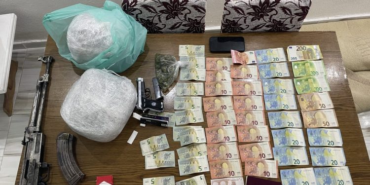 Antidroga arreston një person, në trup i gjendet një revole, ndërsa në shtëpi një AK-47, para dhe drogë