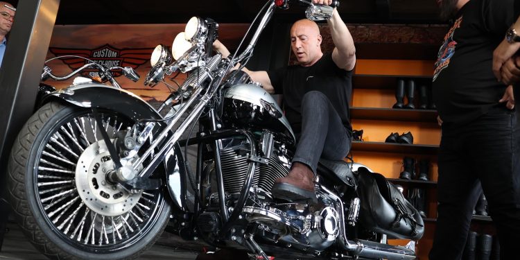 Haradinaj e provon një Harley-Devidson në Rahovec