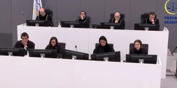Nis seanca në Hagë, dëshmitari merret në pyetje nga prokuroria dhe mbrojtja e viktimave (Live)
