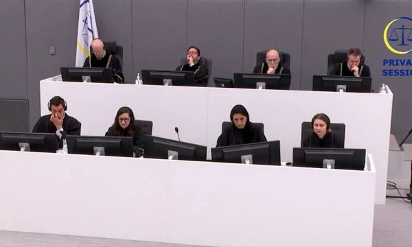 Nis seanca në Hagë, dëshmitari merret në pyetje nga prokuroria dhe mbrojtja e viktimave (Live)