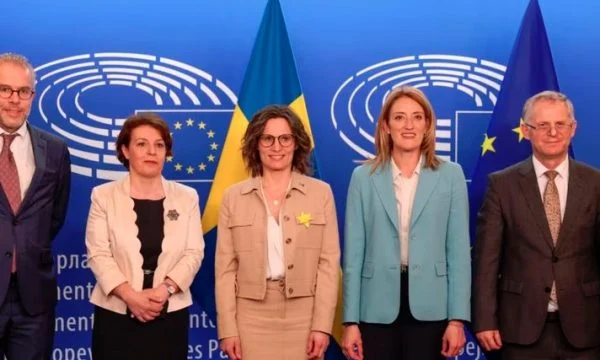 KE përshëndet nënshkrimin e liberalizimit të vizave për Kosovën