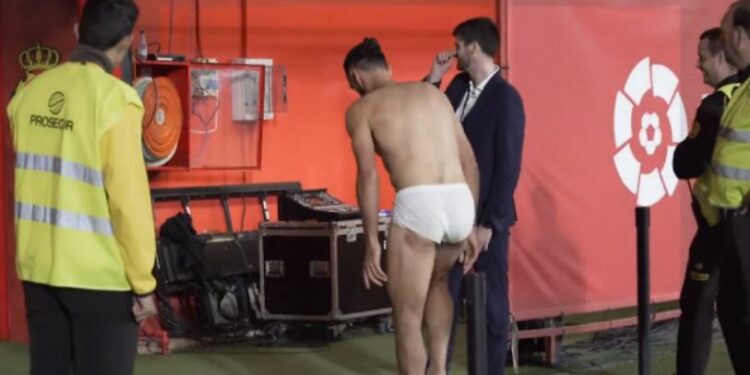 Muriqi ua dhuron fanellën dhe shorcet tifozëve, mbetet veç në brekë (VIDEO)