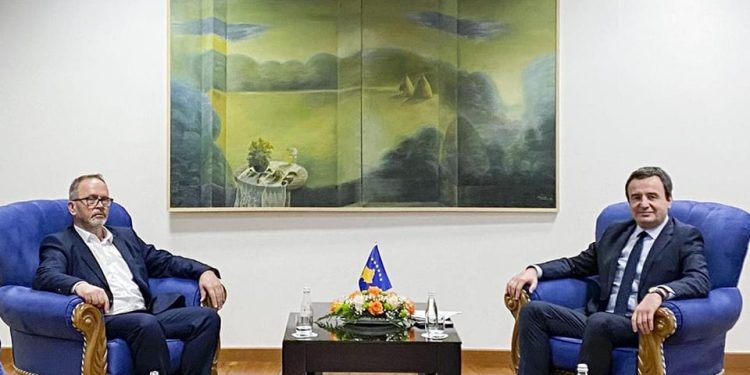 Krasniqi: Kurti të deklarohet për arrestimin e mikut dhe bashkëpartiakut të tij, për abuzimet në sektorin e energjisë