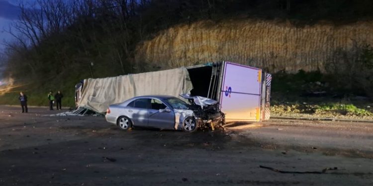 E rëndë: Vdes një person i lënduar në aksidentin e frikshëm në rrugën Mitrovicë-Leposaviq
