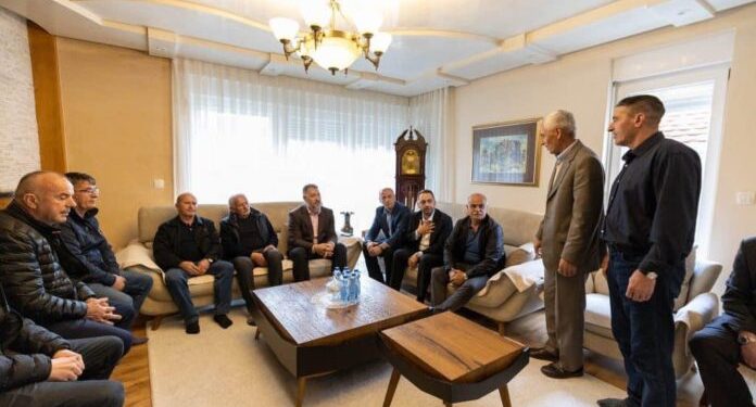 Ish-themeluesit e UÇK-së vizitojnë familjen e Kadri Veselit në Mitrovicë