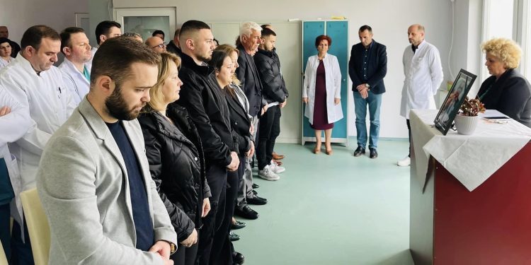 Punonjësit shëndetësorë mbajn mbledhje komemorative në nderim të Dr. Afrim Gucatit