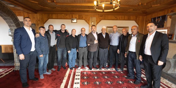 Nura dhe ish-themeluesit e UÇK-së vizitojnë familjen e Thaçit, Gucatit e Veselit