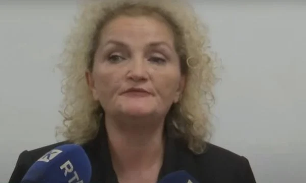 Vrasja e rëndë në Pejë, prokurorja në konferencë: I dyshuari s’ishte në gjendje për t’u marrë në pyetje