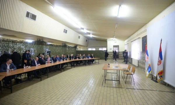Shteti serb zbarkon në Rashkë për spektakël, do të takojë Listën Srpska