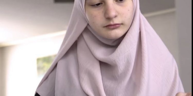 “Gjithçka pres me u ba, por mbulesën nuk e hjeku”: Historia e 15-vjeçares që thotë se shkolla po i hakmerret për shaminë