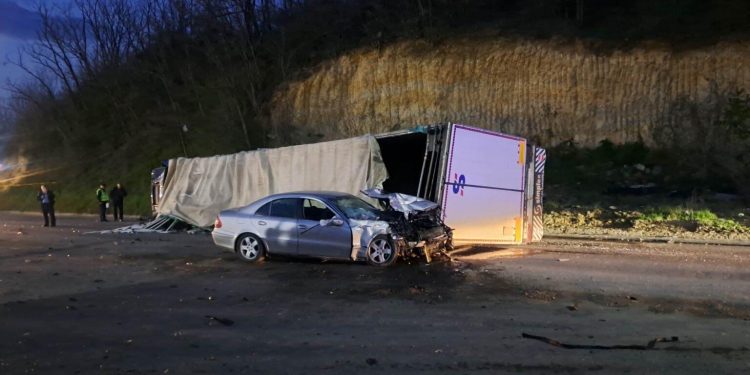 Vdes njëri nga dy të lënduarit në aksidentin në rrugën Mitrovicë-Leposaviq
