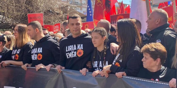 Familjarët e Thaçit dhe Veselit në “Marshin për Drejtësi”