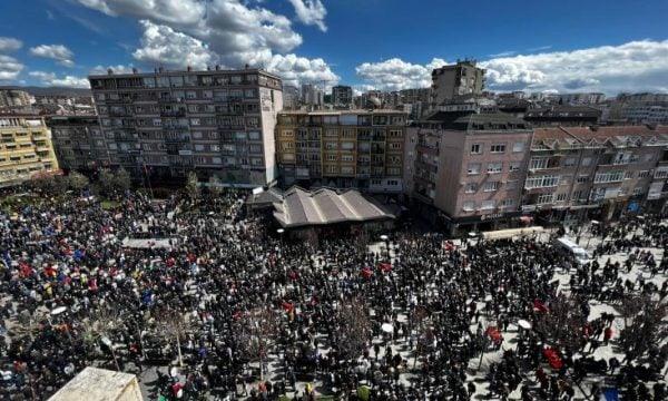 Momenti emocional kur mijëra protestues duartrokasin për Thaçin e Veselin gjatë fjalimit te Kryetarit të PDK’së