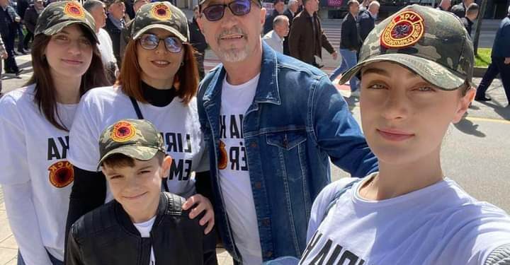 Bekim Haxhiu me familje në Marshin për Drejtësi: Sot në Prishtinë UÇK-ja bashkoi sërish popullin