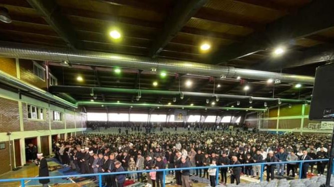 Vushtrria fali namazin e Fitër Bajramit, palestra e sporteve e mbushur plotë