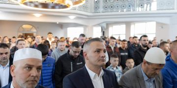 Në xhaminë që mban emrin e heroit, Shaban Jashari, në Skënderaj falet namazi i Fitër Bajramit