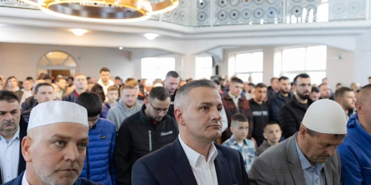 Në xhaminë që mban emrin e heroit, Shaban Jashari, në Skënderaj falet namazi i Fitër Bajramit