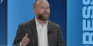 “Abuzime tepër të mëdha” Abelard Tahiri akuzon qeverinë: 30 kontrata në vlerë 72 milionë euro për 5 muaj