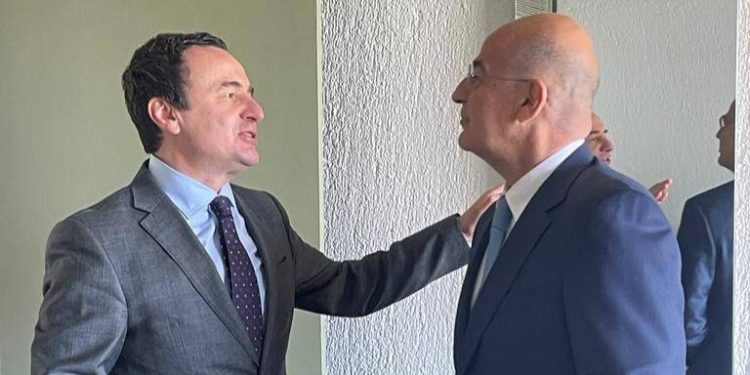 Takimi i dhjetë me kryediplomatin grek, Kurti: Një dëshmi e marrëdhënieve gjithnjë e më të ngushta mes Kosovës dhe Greqisë