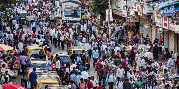 India bëhet vendi më i populluar në botë, e kalon Kinën