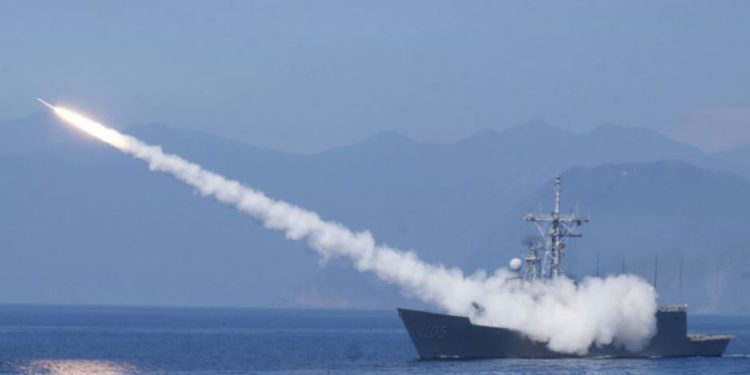 ‘Stërvitjet ushtarake tregojnë se Kina po bëhet gati për luftë me Tajvanin’