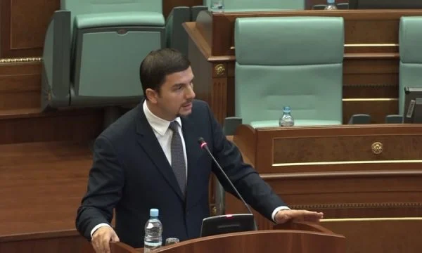 Krasniqi për Rozeta Hajdarin: Kjo ministre s’e ka vendin këtu, është dashtë me u shkarku para Nagipit