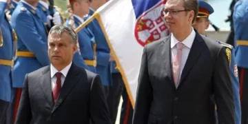 Orban në vizitë të paparlajmëruar në Serbi, bashkë me Vuçiqin vëzhgojnë stërvitjet ushtarake