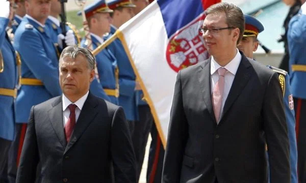 Orban në vizitë të paparlajmëruar në Serbi, bashkë me Vuçiqin vëzhgojnë stërvitjet ushtarake