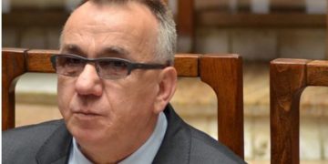 Hasani për vizitën e shefit të AKI-së në Kushtetuese: Nuk ka të drejtë, është vepër penale