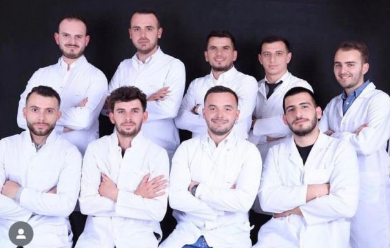 Shokët përkujtojnë Jetmirin, mjekun që humbi jetën duke ndihmuar të tjerët