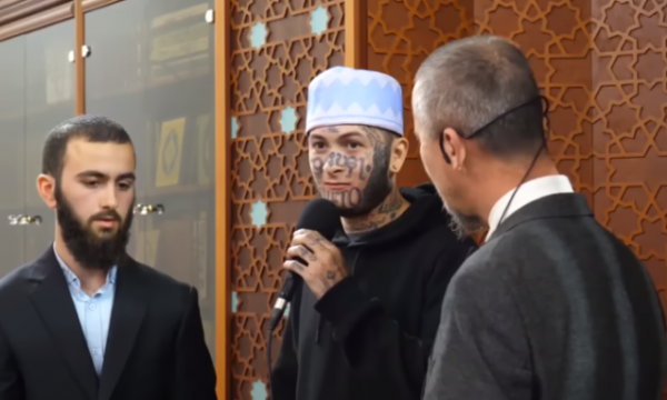 Shtetasi amerikan konvertohet në mysliman në xhaminë e Tiranës, merr emrin Omer